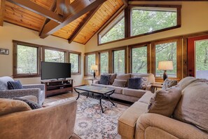 Smart TV, fireplace, DVD player, stereo - Open this weekend!  Best snow in years. 6BR Cabin, Game Room, Minutes to slopes” (Lake Harmony)