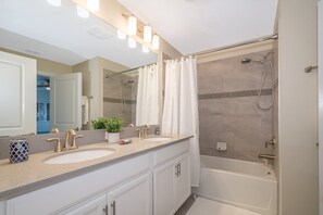 Douche, sèche-cheveux, serviettes fournies