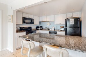 冷蔵庫、電子レンジ、オーブン、コンロ