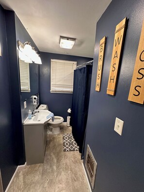 Combined shower/bathtub, hair dryer, towels, soap