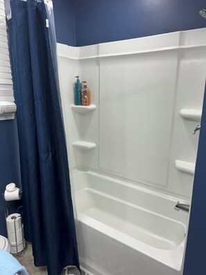 Combined shower/bathtub, hair dryer, towels, soap - 2BR 1BATH Cozy Cottage Quiet Area! 12mins-Downtown Nashville 10mins-Brentwood! (Nashville)