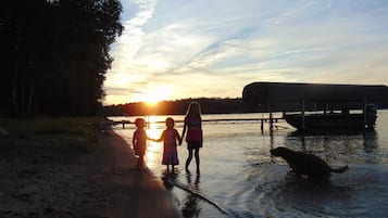På stranden, liggestole, badehåndklæder