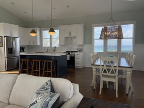 Smart TV, books, music library, stereo - ALL NEW-Fully renovated! Steps to beach. Near Boca Grande. Great beaches/fishing (Englewood)