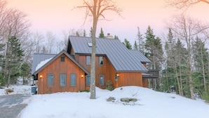 A wooden cabin with a sloped roof, surrounded by snow and trees. - Beautiful Mountain Getaway - Last Minute Booking Promos! Minutes from Manchester (Peru)