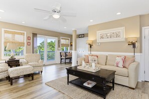 Smart TV, fireplace, video games, books - Outstanding Location: The Finnish Line, Walk to Beach, Perfect Family Retreat (Emerald Isle)