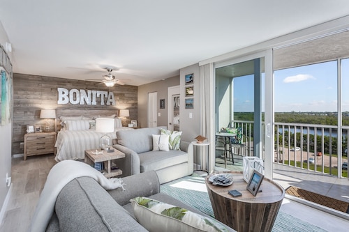 Great location, stunning views, near beach - great for snowbirds