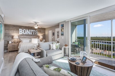 Great location, stunning views, near beach - great for snowbirds