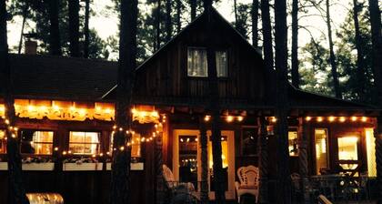 Viehättävä kodikas ainutlaatuisesti kalustettu maalaismainen ohjaamo vaiheet metsäreittejä