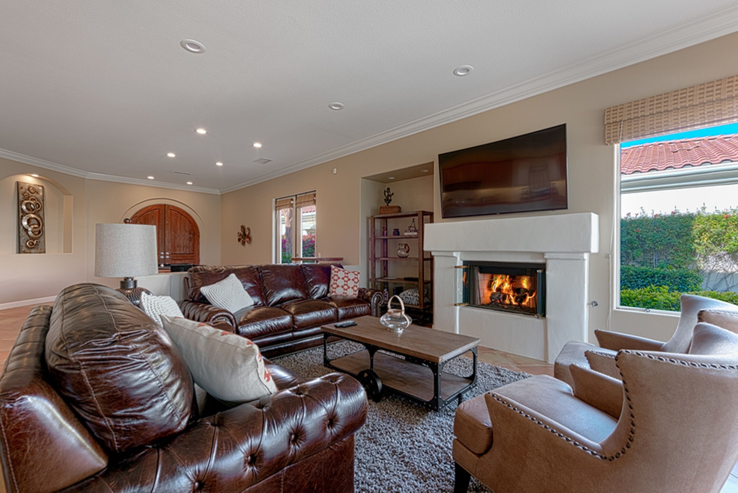 TV, fireplace