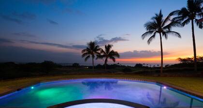 Mauna Kea High Bluffien omakotitalo. Upeat merinäkymät. Yksityinen uima-allas.