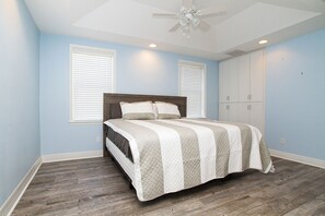 4 bedrooms, desk, iron/ironing board, WiFi - Great Beach house - Pool & Lanai, 4 min walk to Beach - Escape! (Indian Rocks Beach)