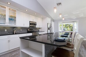 Fridge, microwave, oven, stovetop - Great Beach house - Pool & Lanai, 4 min walk to Beach - Escape! (Indian Rocks Beach)