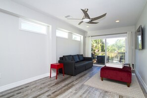 TV connectée, cheminée, livres