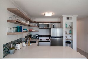 Réfrigérateur, four à micro-ondes, un four, surface de cuisson