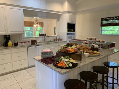 Private home & pool ON Lake Granbury! Close to downtown square!