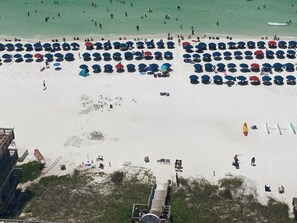 Ubicación a pie de playa, tumbonas, toallas de playa y bar en la playa
