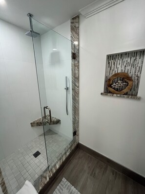 Ensemble douche/baignoire, sèche-cheveux, serviettes fournies, savon