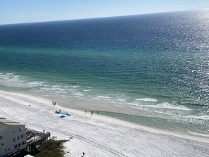 På stranden, solsenger, strandhåndklær og strandbar