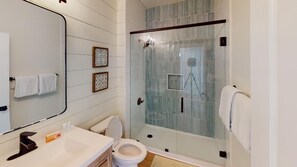 Baignoire, séchoir à cheveux, serviettes fournies