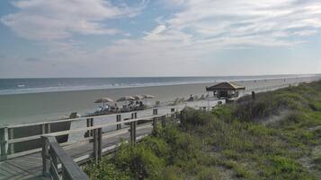 Plage à proximité, chaises longues