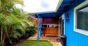 Kjøleskap, mikrobølgeovn, kokeplater og kaffetrakter/tekoker