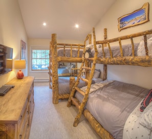 3 quartos, ferros/tábuas de passar roupa, Wi-Fi, roupa de cama
