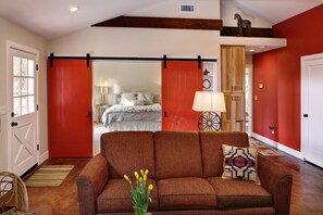 1 habitación, tabla de planchar con plancha y cuna de viaje