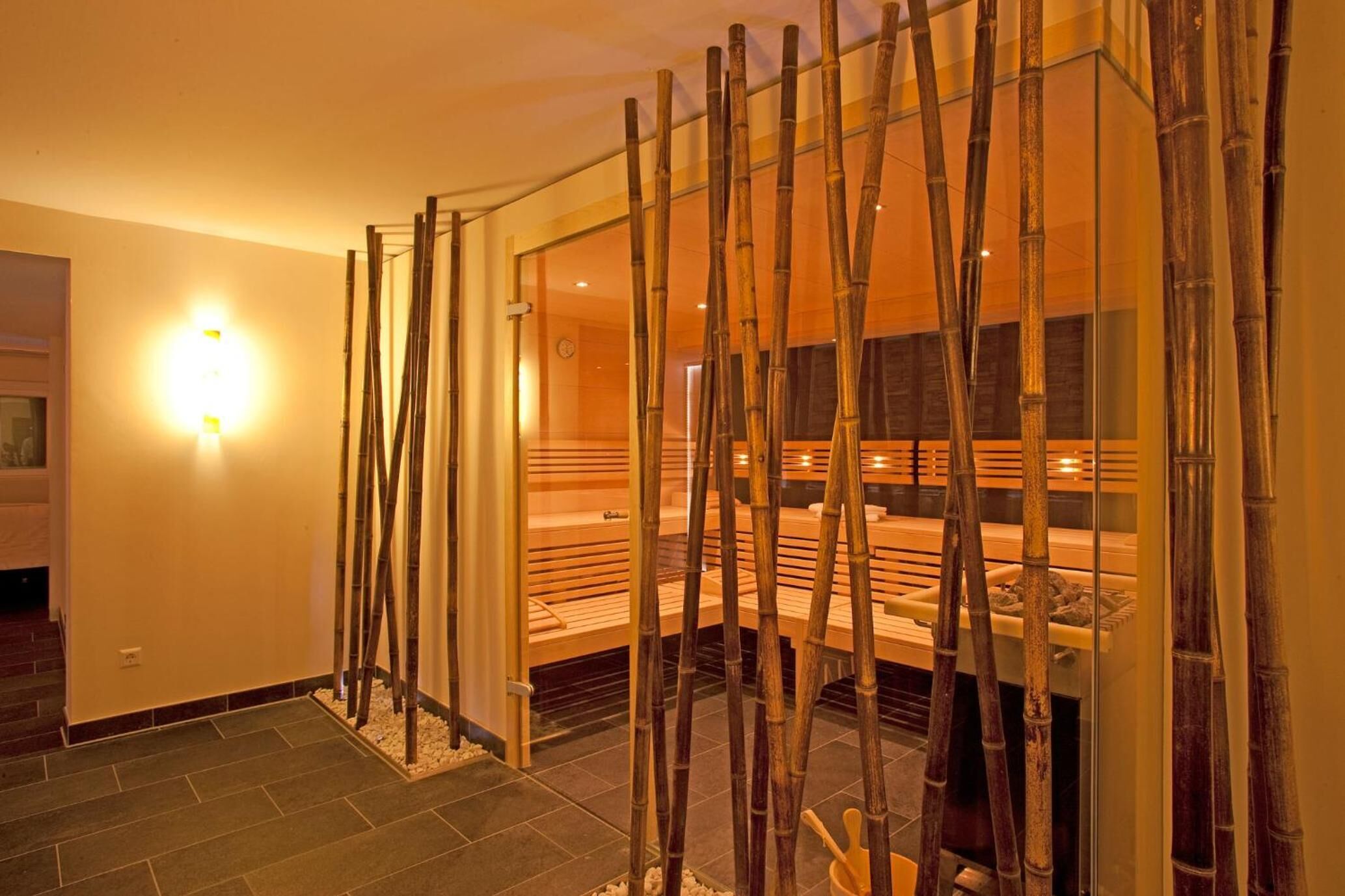 Sauna, Whirlpool, Dampfbad, 2 Behandlungsräume, Massageanwendungen
