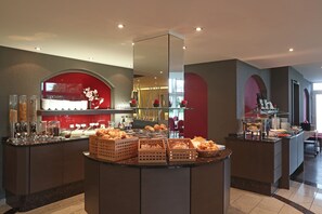 Free daily buffet breakfast  - Hotel Lipprandt (Wasserburg am Bodensee)