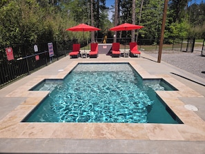 حمّام سباحة خارجي، حمّام سباحة مُدفَّأ