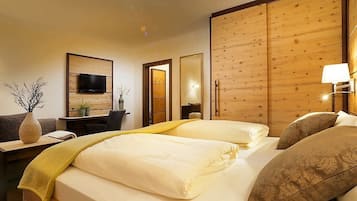 Escritorio, wifi gratis y ropa de cama