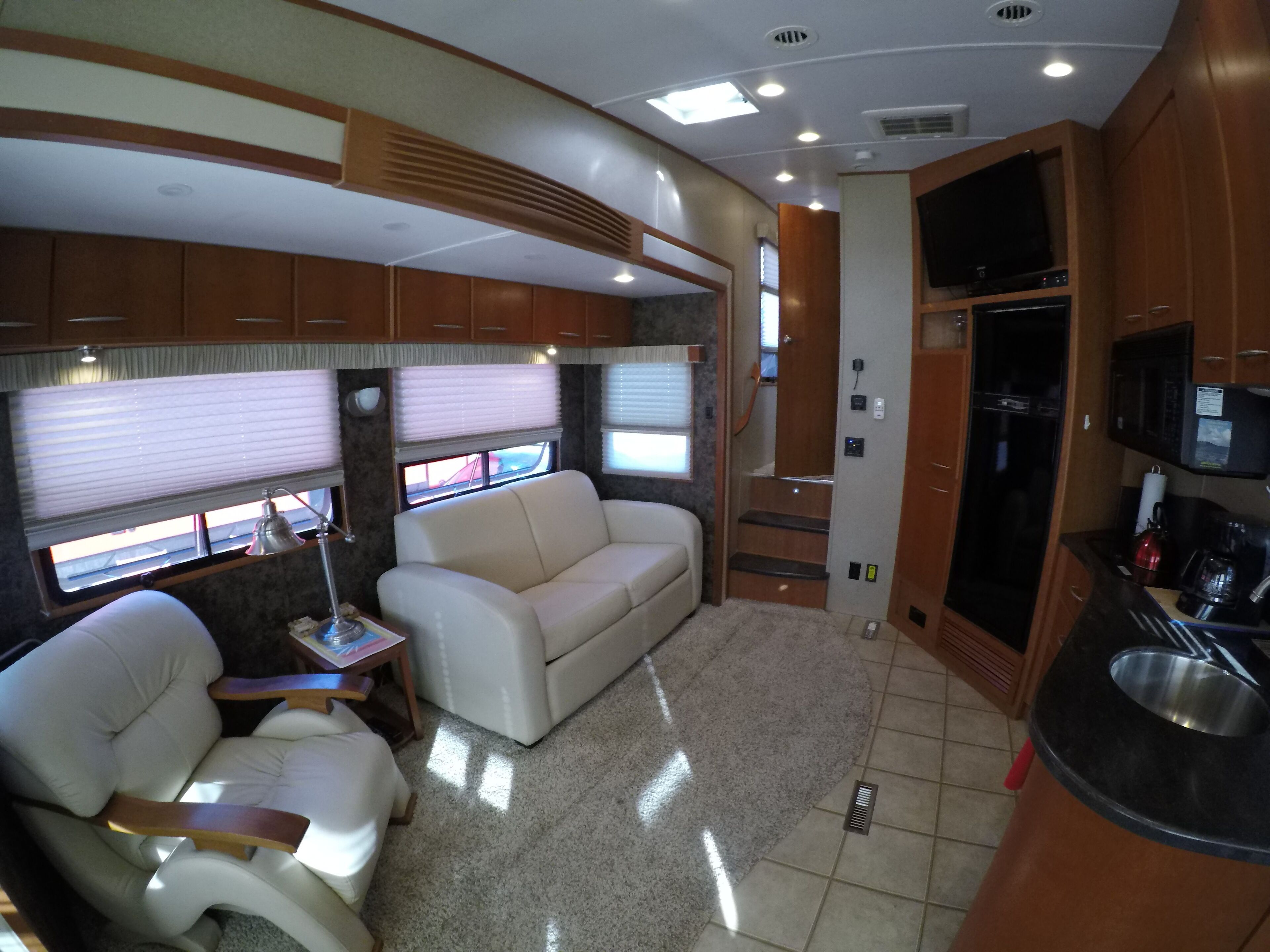 TV connectée, lecteur de DVD, livres