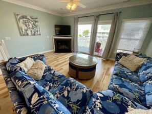 TV, DVD player - Beautiful Waterfront Townhouse #69 with Boat Slip Close to Bethany Beach (oceanview)