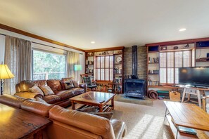 TV, fireplace, DVD player, books - Charming lakefront home with free WiFi, fireplace & pool access - dog-friendly (Groveland)