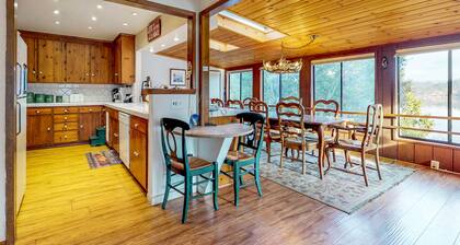 Charming lakefront home with free WiFi, fireplace & pool access - dog-friendly