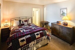 4 bedrooms, iron/ironing board, Internet, bed sheets