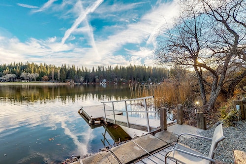 Charming lakefront home with free WiFi, fireplace & pool access - dog-friendly