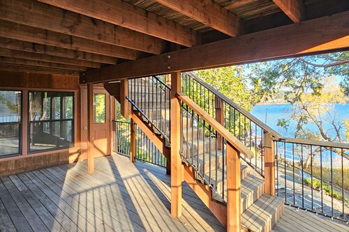 Charming lakefront home with free WiFi, fireplace & pool access - dog-friendly