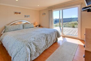 4 bedrooms, iron/ironing board, free WiFi, bed sheets - GREAT OCEAN VIEWS, LAST MINUTE DEAL!! BOOK NOW -BEAUTIFUL BEACH HOME!! (Watsonville)
