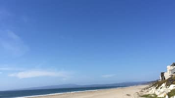 En la playa y camastros