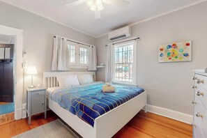 1 slaapkamer, een bureau, een strijkplank/strijkijzer, wifi