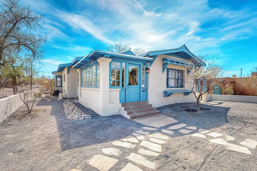 Historic Bungalow w/porch, King1bd/1ba, Recently Renovated