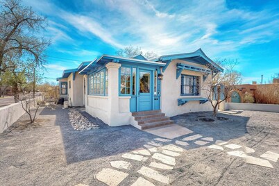 Historic Bungalow w/porch, King1bd/1ba, Recently Renovated