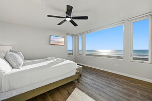 4 bedrooms, iron/ironing board, WiFi, bed sheets - Rockaway Oceanfront 2 | Lg Terrace & Walkable- 4BR (San Diego)