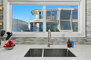 Interior - Rockaway Oceanfront 2 | Lg Terrace & Walkable- 4BR (San Diego)