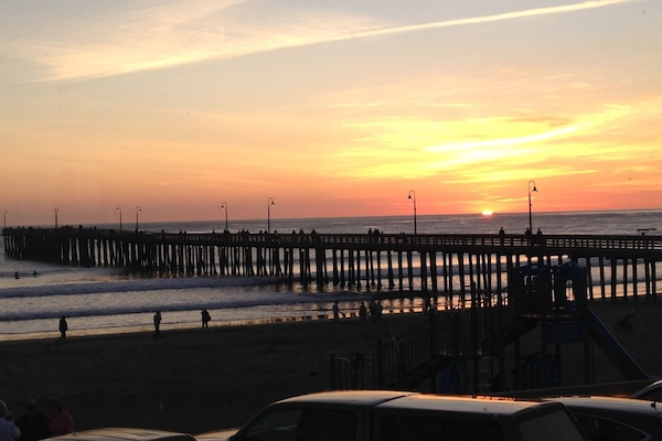 Nær stranden, solsenger og strandhåndklær