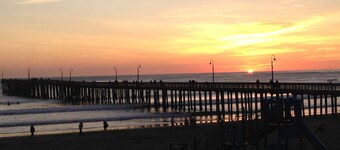  FULL HAVSVIS! Ombygd! 3 min til stranden, WiFi, Hunder velkommen ved godkjenning.