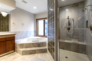Een bad/douchecombinatie, een haardroger, een bidet, handdoeken