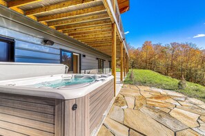 Terrace/patio - Luxury home w/ two master suites, hot tub, spectacular views, 13 private acres (Fayston)