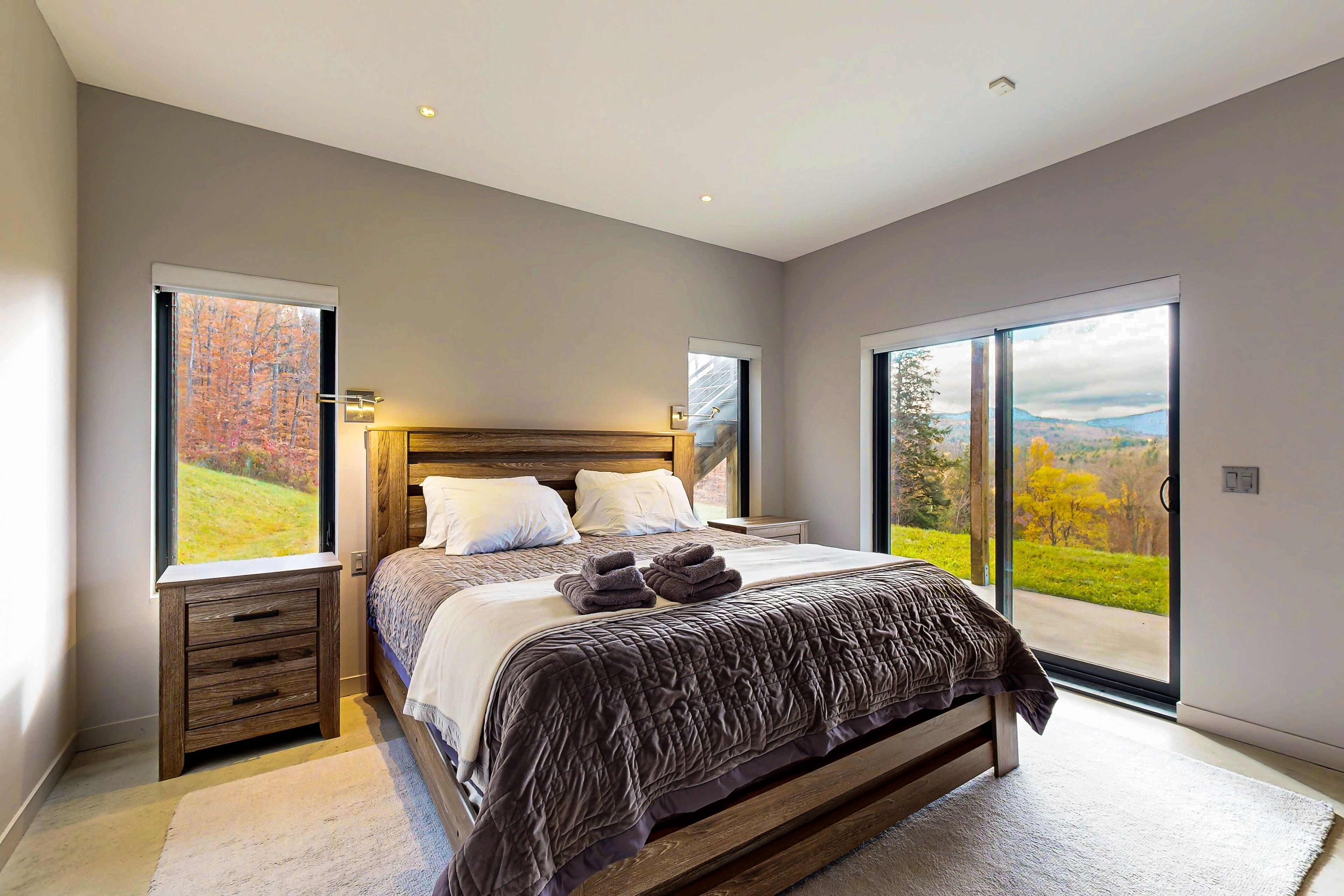 4 bedrooms, iron/ironing board, internet, bed sheets